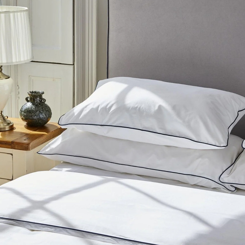 5 -stjerners Hotel Plain Sateen White Piped Quilt Cover Set